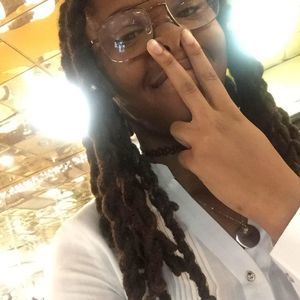 Meet your Posher, Hayley